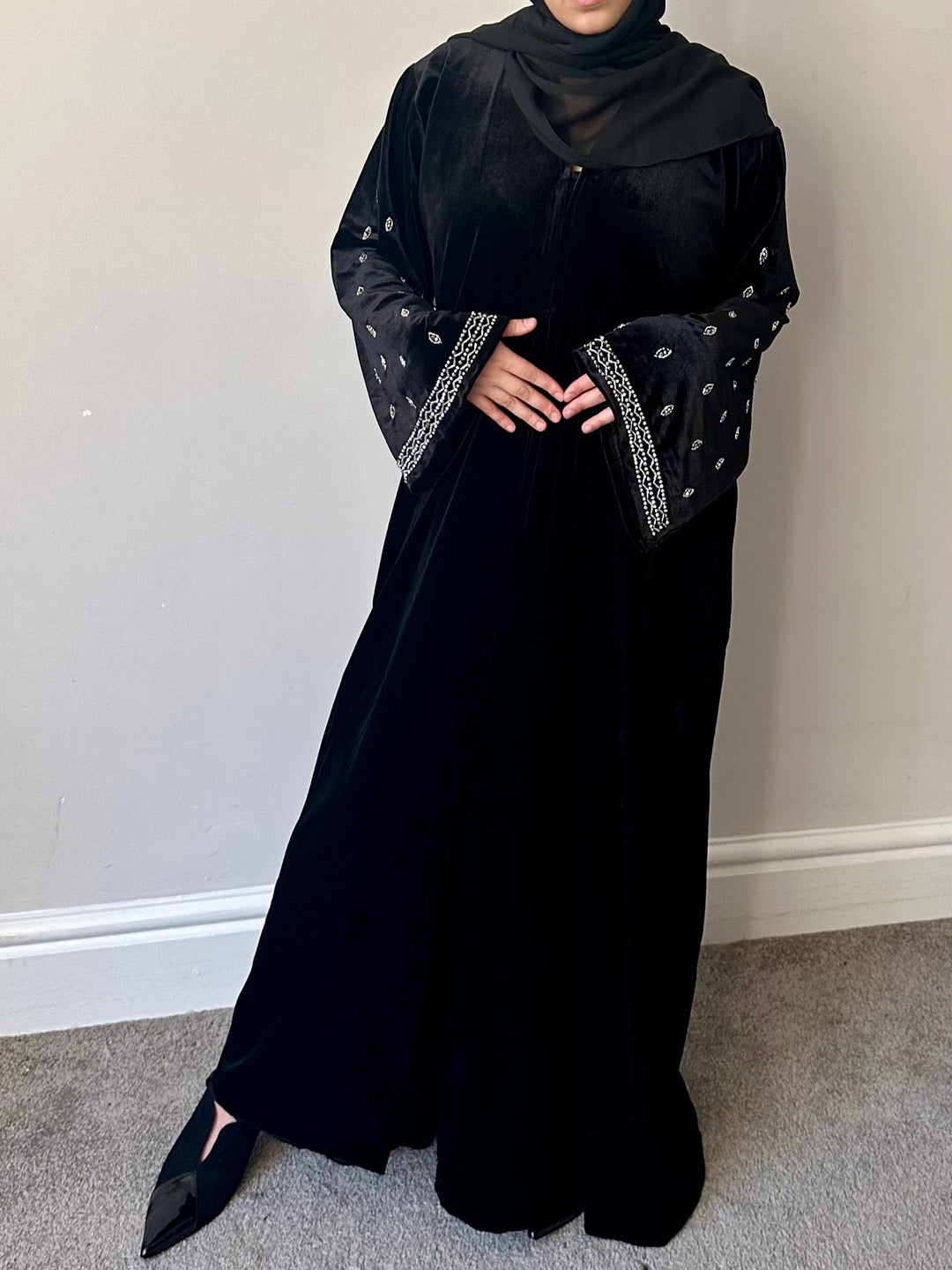 Elegant Velvet Open & close Abaya in Black 01