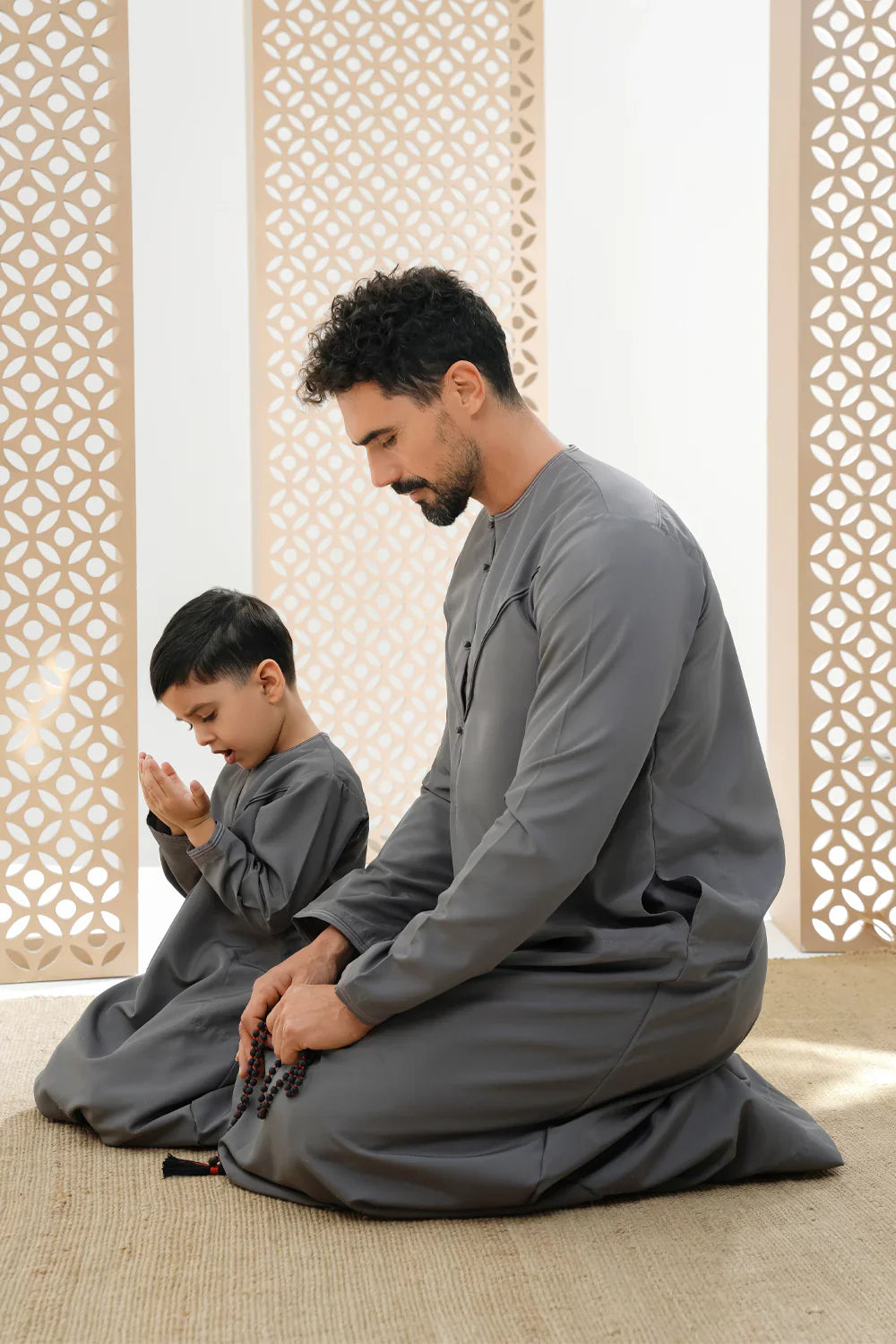 Emirati Faris Thobe/Jubba in Charcoal